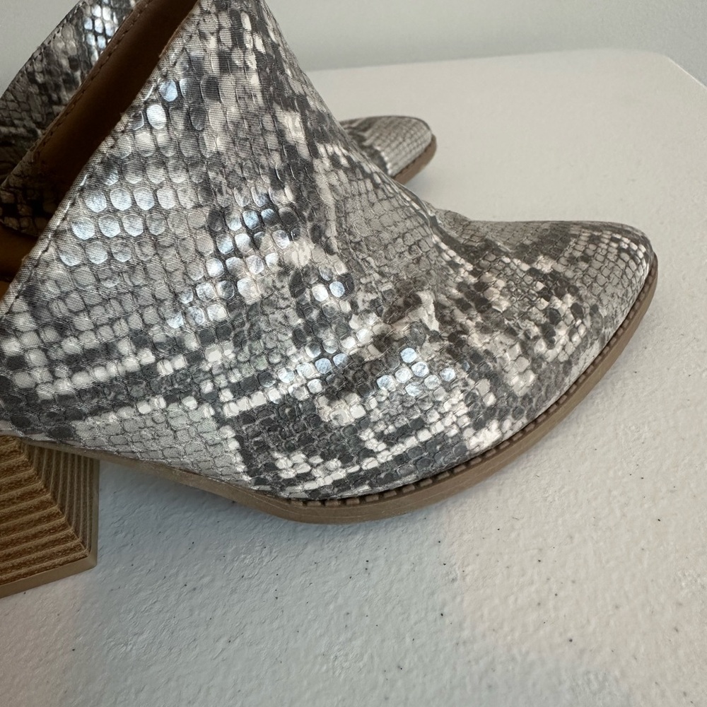 Women’s 8.5 Kaari Blue Gray Snakeskin Heeled Mules - Picture 6 of 11